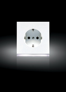 Schuko-Steckdose m. LED-Orientierungslicht, integr. erhöhten Berührungsschutz