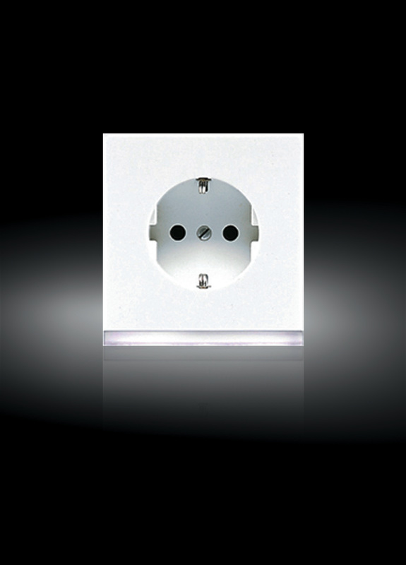Schuko-Steckdose m. LED-Orientierungslicht, integr. erhöhten Berührungsschutz